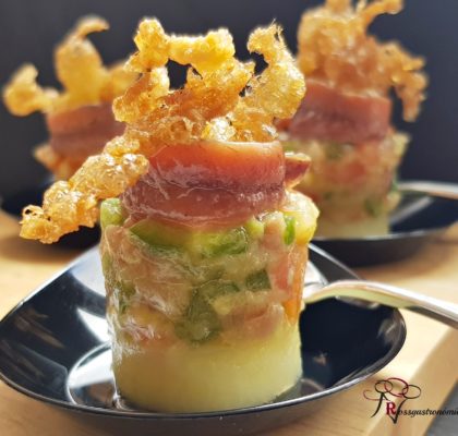Pintxo de Ensaladilla de anchoa con puntilla de huevo frito