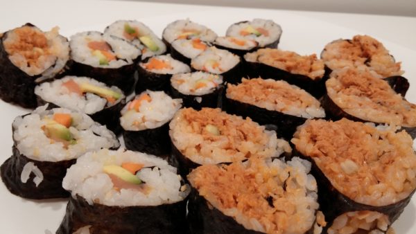 Sushi de atún claro